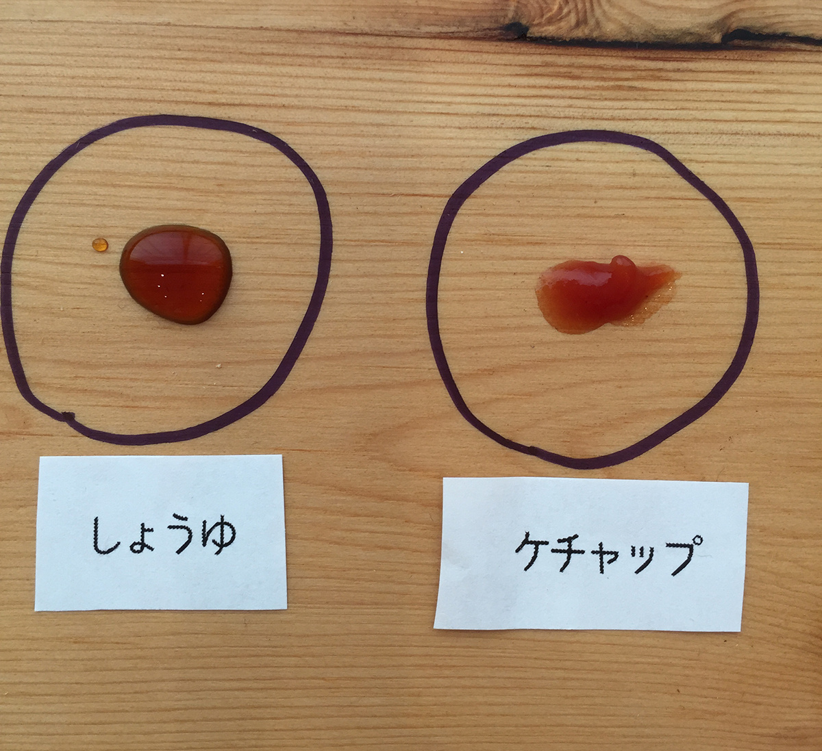 オイルワックス塗装のパインにしょうゆとケチャップを垂らして30分放置スタート